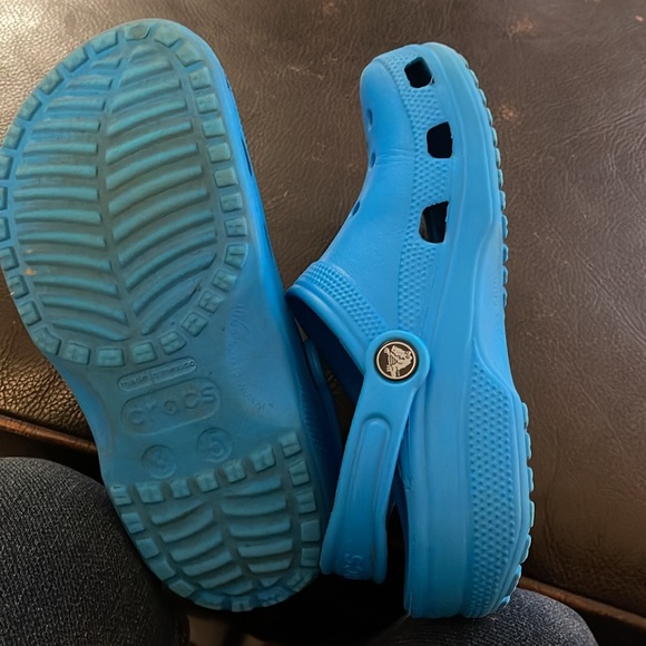 Unisex Blue Crocs Sandals - Picture 3 of 10